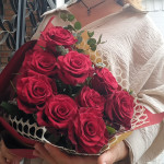 Красные розы с эвкалиптом 